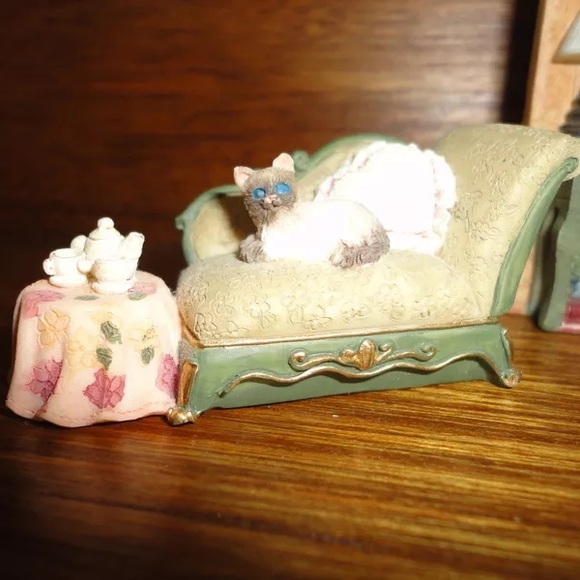 Gorgeous Set of 3 Pieces of Victorian Furniture. Mini set 1980’s - Picture 5 of 7